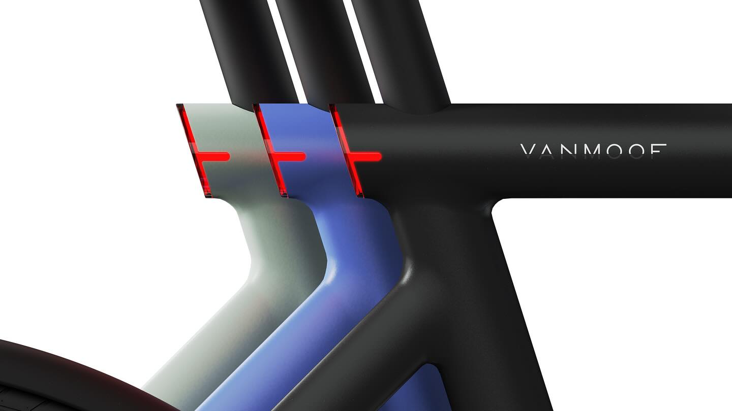 VanMoof S6 in Pearl Mint, Electric Blue en Drift Black naast elkaar