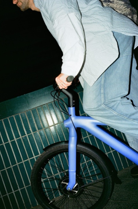 Iemand onderweg op de VanMoof S6