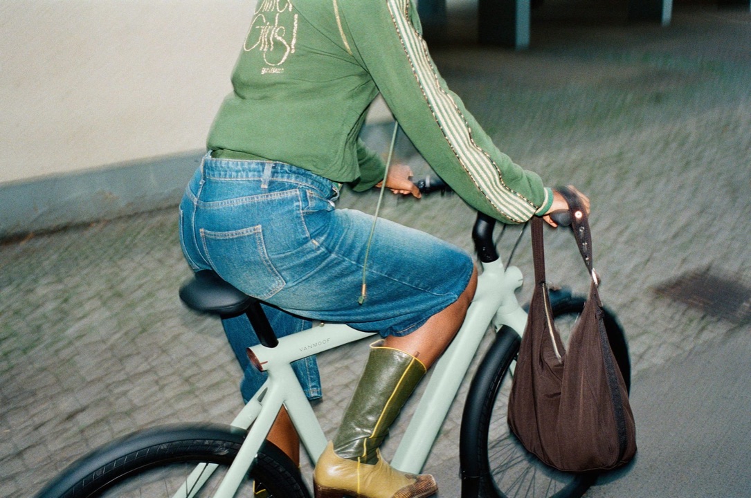 Iemand onderweg op de VanMoof S6