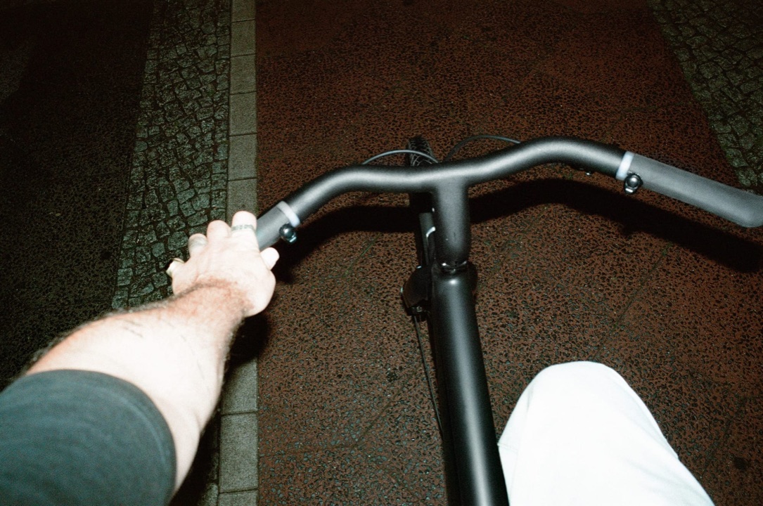 Iemand onderweg op de VanMoof S6